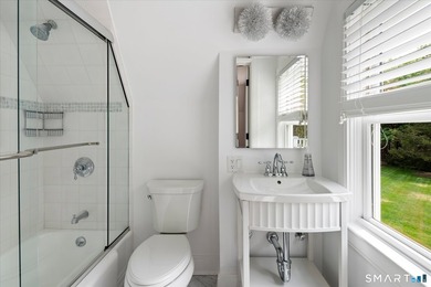 Beautifully updated 4/5 bedroom 4 1/2 bath residence offering a - photo 32