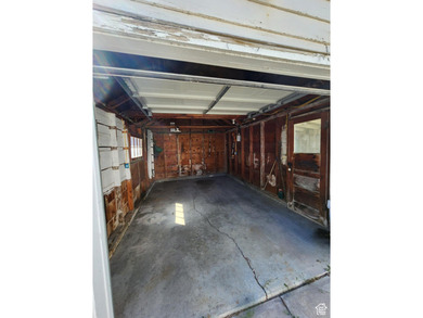 Gorgeous and generously-sized 3 story home on a quiet street in - photo 34