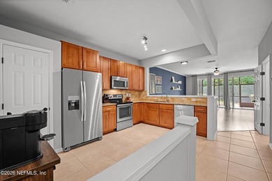 **CENTRAL LOCATION**NO CDD**GATED COMMUNITY** This stylish and - photo 4