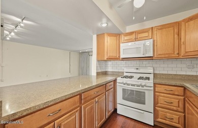 Beautifully maintained 2 bedroom, 2 bath condo, both bedrooms/ - photo 3
