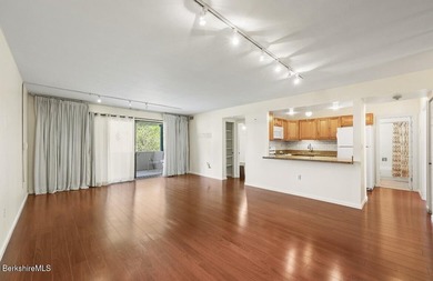 Beautifully maintained 2 bedroom, 2 bath condo, both bedrooms/ - photo 4