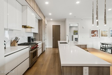 Enjoy this premiere location in Canyons Village with true ski-in - photo 13