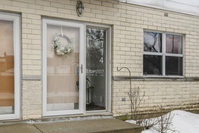 Enjoy this sophisticated townhouse style condo near the river! - photo 2