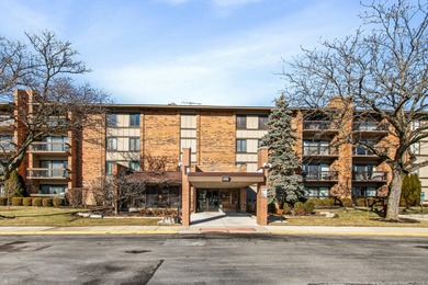 Lake Hinsdale Condo For Sale in Willowbrook Illinois