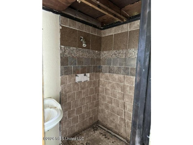 Opportunity Awaits - Value-Add Property Priced to Sell! This - photo 4