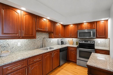 Spacious 2 BD, 2 BA condo overlooking the golf course in - photo 2