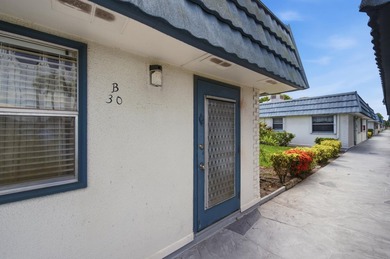 Welcome to this charming one-bedroom, one-and-a-half-bath Villa - photo 4