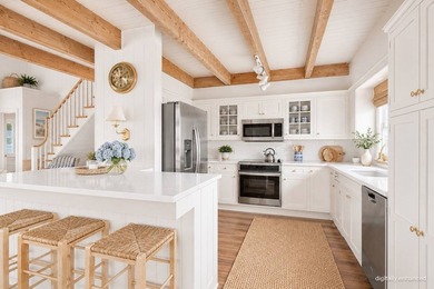 Tucked away on the shores of Fort Pond Bay, this well-kept 2,500 - photo 11