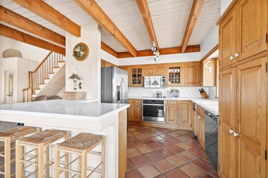 Tucked away on the shores of Fort Pond Bay, this well-kept 2,500 - photo 12