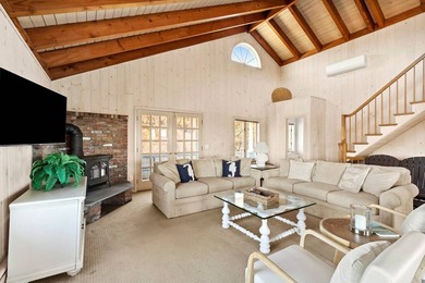 Tucked away on the shores of Fort Pond Bay, this well-kept 2,500 - photo 13