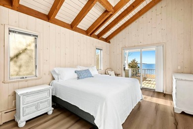 Tucked away on the shores of Fort Pond Bay, this well-kept 2,500 - photo 14