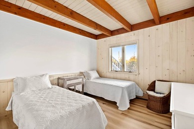 Tucked away on the shores of Fort Pond Bay, this well-kept 2,500 - photo 17