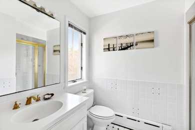 Tucked away on the shores of Fort Pond Bay, this well-kept 2,500 - photo 18