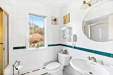 Tucked away on the shores of Fort Pond Bay, this well-kept 2,500 - photo 20