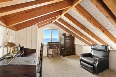 Tucked away on the shores of Fort Pond Bay, this well-kept 2,500 - photo 21