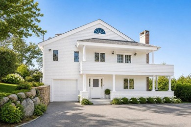 Tucked away on the shores of Fort Pond Bay, this well-kept 2,500 - photo 22