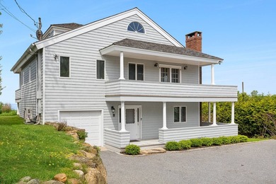 Tucked away on the shores of Fort Pond Bay, this well-kept 2,500 - photo 23