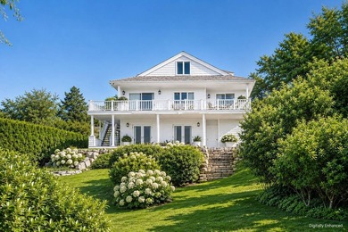 Tucked away on the shores of Fort Pond Bay, this well-kept 2,500 - photo 24