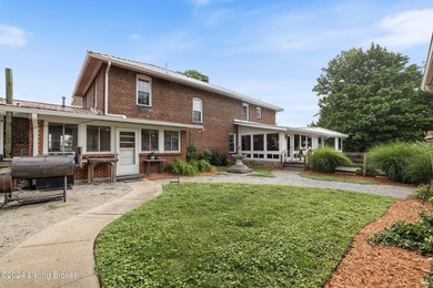 Welcome to 575 Moody Pike where Southern charm meets historic - photo 29