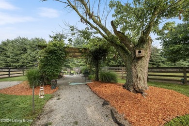 Welcome to 575 Moody Pike where Southern charm meets historic - photo 32