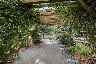 Welcome to 575 Moody Pike where Southern charm meets historic - photo 33