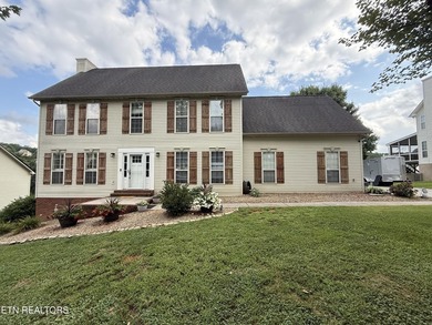 Welcome home to this beautiful traditional two-story residence - photo 1