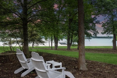This lakefront Low Country Cottage is designed for comfort and - photo 3