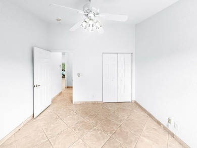 Second-floor condo with 3 bedrooms, 2 bathrooms, vaulted - photo 10