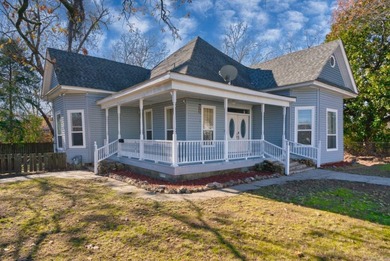 Step back in time with this enchanting 1930 Victorian-style gem - photo 1
