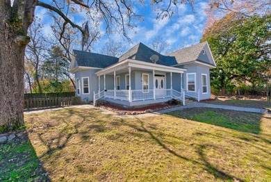 Step back in time with this enchanting 1930 Victorian-style gem - photo 2