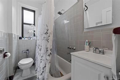 Bright top-floor 2-bedroom co-op for sale in Norwood, Bronx - photo 12