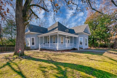 Step back in time with this enchanting 1930 Victorian-style gem - photo 3