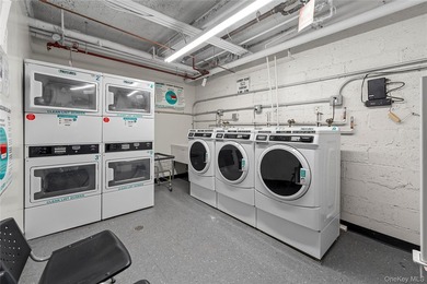 Bright top-floor 2-bedroom co-op for sale in Norwood, Bronx - photo 13