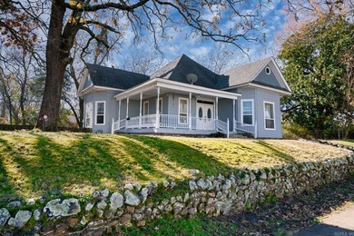 Step back in time with this enchanting 1930 Victorian-style gem - photo 4