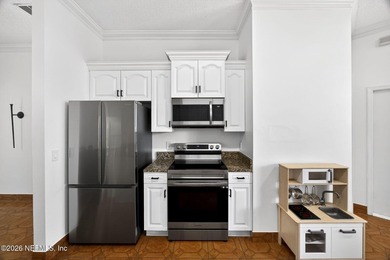 Discover the perfect blend of comfort and convenience in this - photo 8