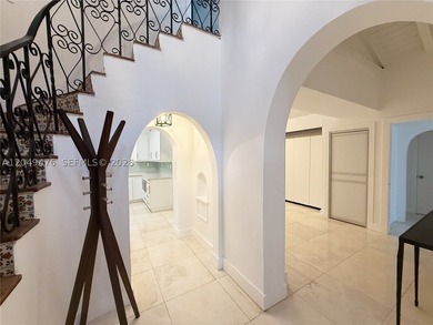 Meticulously refreshed L. Murray Dixon gem on prestigious La - photo 6