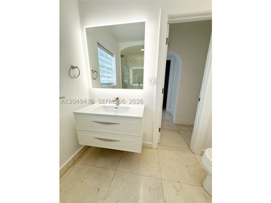 Meticulously refreshed L. Murray Dixon gem on prestigious La - photo 10