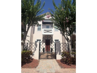 Location & Luxury! Super low 300/m HOA, on prime lot, spacious - photo 1
