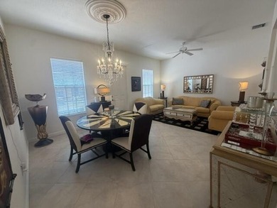 Location & Luxury! Super low 300/m HOA, on prime lot, spacious - photo 5