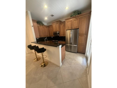 Location & Luxury! Super low 300/m HOA, on prime lot, spacious - photo 6
