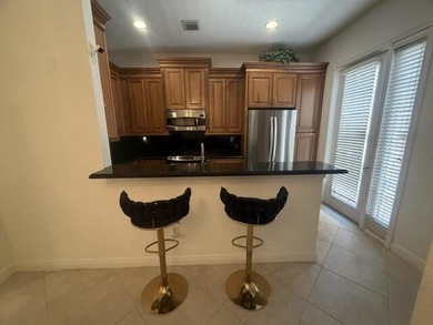 Location & Luxury! Super low 300/m HOA, on prime lot, spacious - photo 7