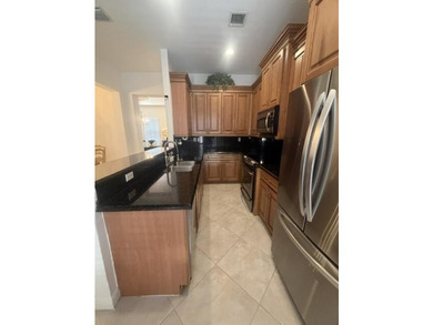 Location & Luxury! Super low 300/m HOA, on prime lot, spacious - photo 8