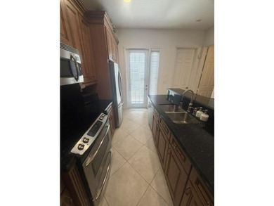 Location & Luxury! Super low 300/m HOA, on prime lot, spacious - photo 9