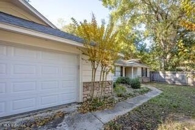 Located close to downtown Ocean Springs, a quick bicycle or walk - photo 4