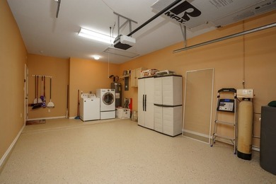 This Inviting, lakefront 2-bedroom 2-bath Villa is conveniently - photo 11