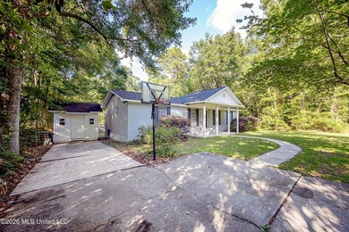 Adorable and well maintained home in the desirable golf - photo 2