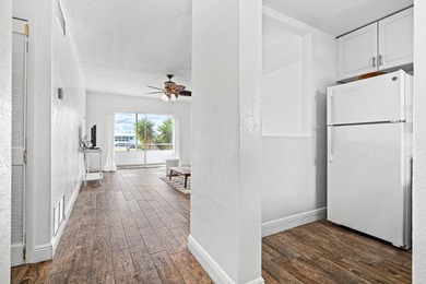 Move-in ready 1/1 condo on golf course in 55+ community. Kitchen - photo 4