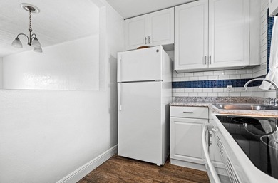 Move-in ready 1/1 condo on golf course in 55+ community. Kitchen - photo 5