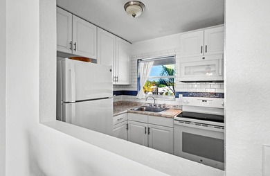 Move-in ready 1/1 condo on golf course in 55+ community. Kitchen - photo 7