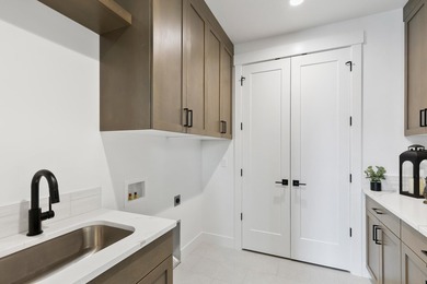 Welcome to refined modern farmhouse living in this stunning - photo 34